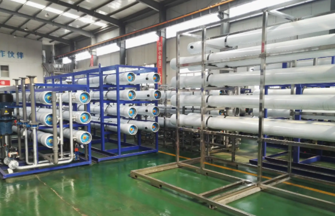 工業(yè)<a href=http://www.zuoyuanfen.cn/fstcjssb/ target=_blank class=infotextkey>反滲透凈水設(shè)備</a>展示