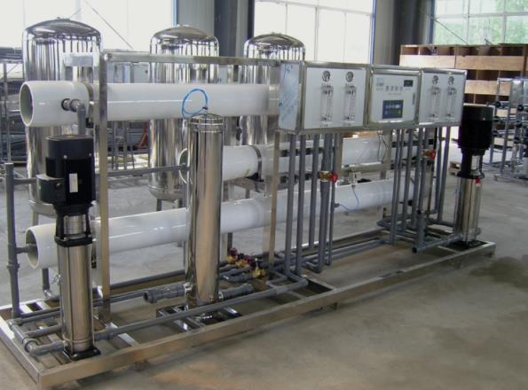 大型反滲透水處理設(shè)備更換濾芯教